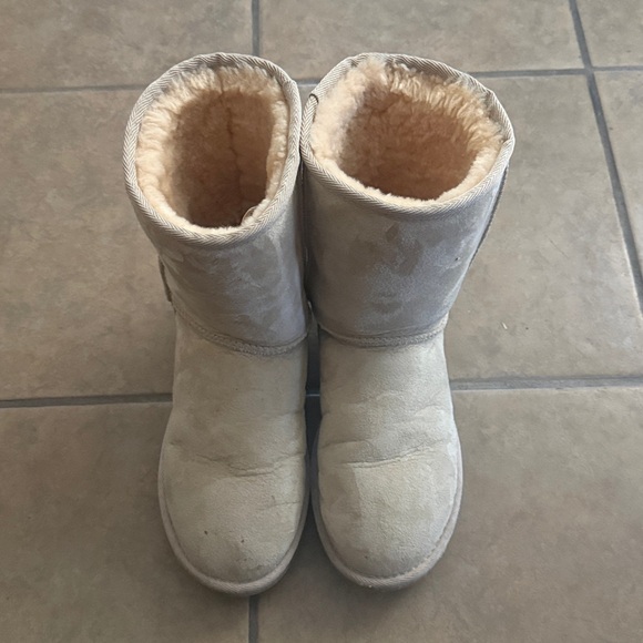 UGG Classic Short in Tan - Good Condition - Picture 2 of 6